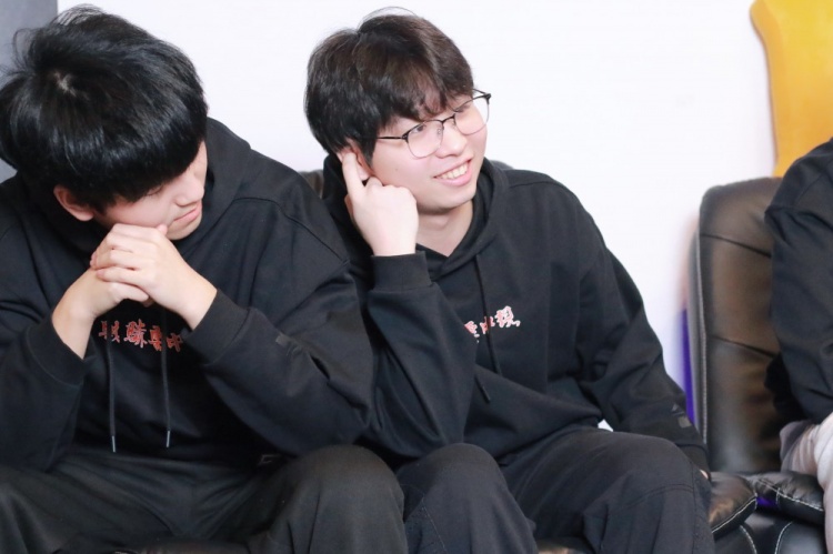 LNG官博更新:快问快答节目花絮返图