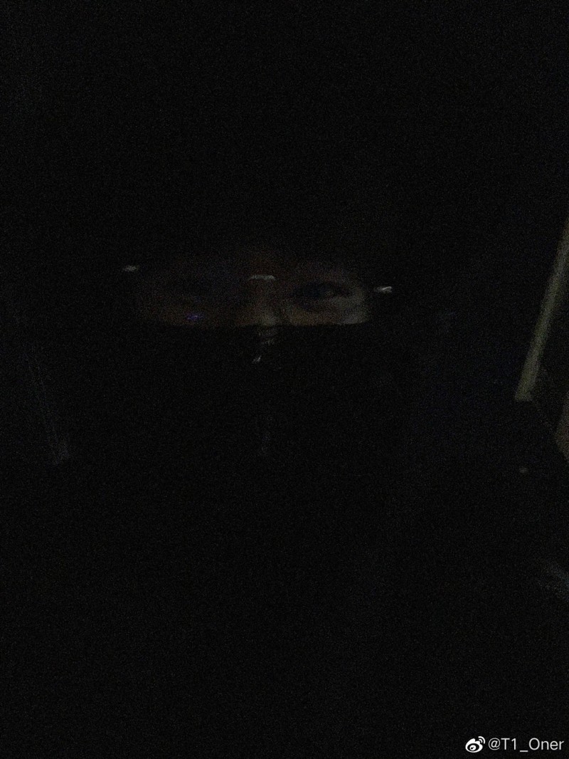 黑暗中的一双眼!Oner分享“黑暗”自拍:小心感冒