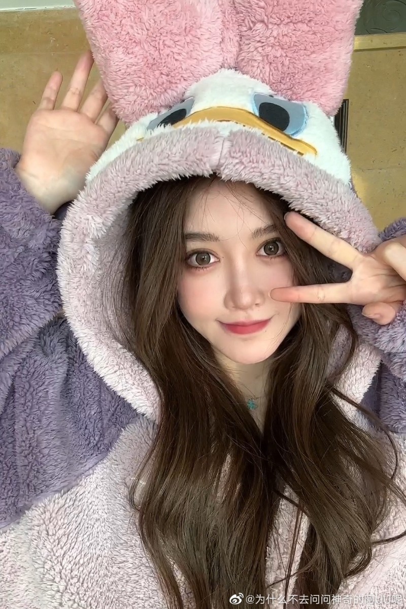 赵梦玥晒照：下午好各位