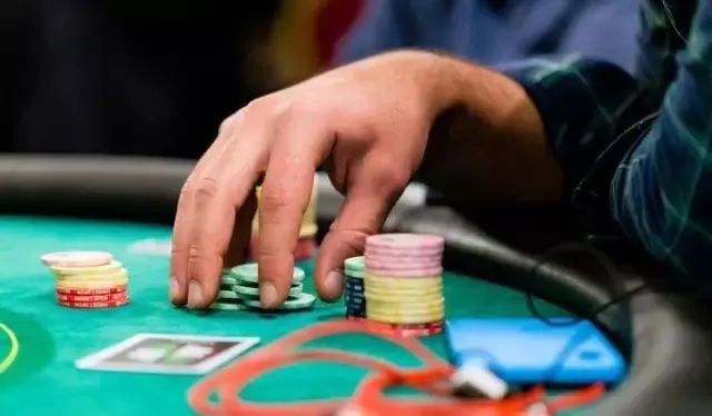 【EV扑克】教学:当你在大盲位时:你需要对常客玩家诈唬