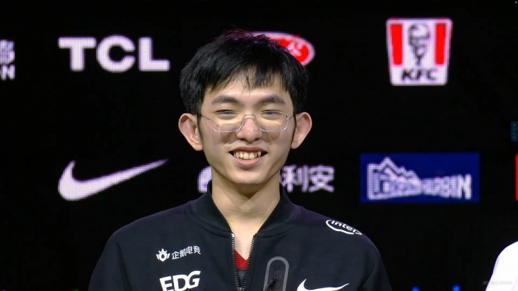 开始“背锅”!圣枪哥看EDG不敌TES:我的我的!我隐身了!