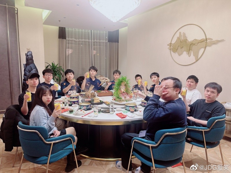 前JDG经理爱笑更博晒OMG庆功宴照:兄弟们牛逼!继续加油