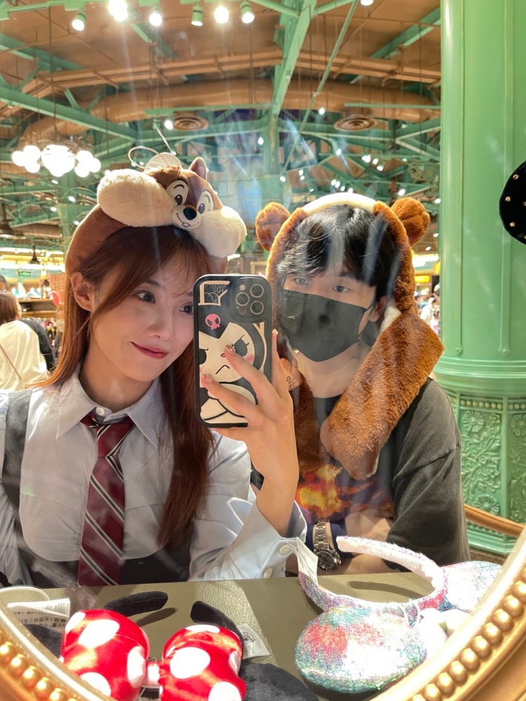 小钰晒与Rookie合照:祝俺的木头男朋友生日快乐