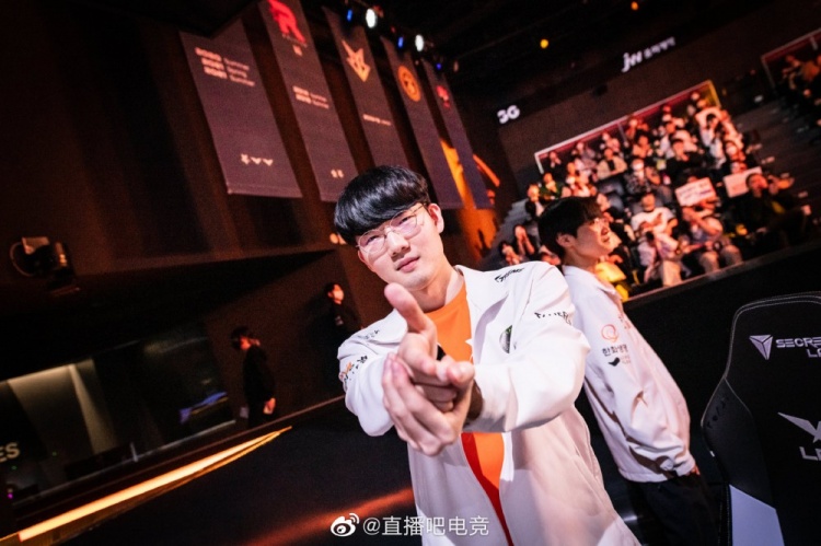 HLE战胜DK赛后返图:Viper想镜头开枪 Clid直接笑嘻了