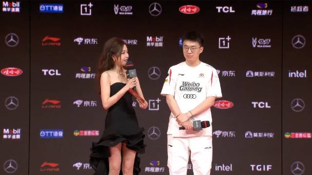 赛后采访Xiaohu：队伍用Shy哥的话来说就是喜欢发育