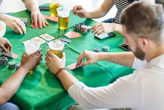 【EV扑克】喝酒的时候还能这么玩德州扑克?真涨姿势呀!