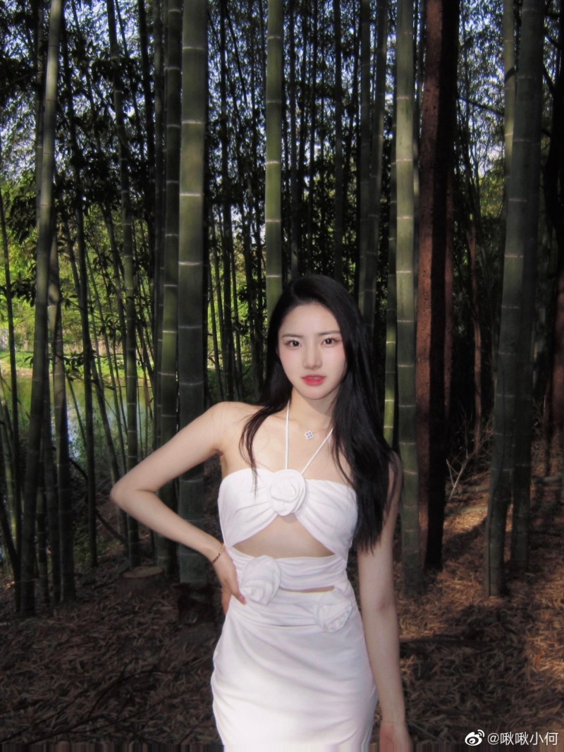 LOL手游主持啾啾小何晒照：平芜尽处是春山?