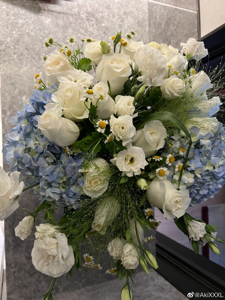 Aki晒生日返图：生日快乐?礼物还没拆开 拆完一起发