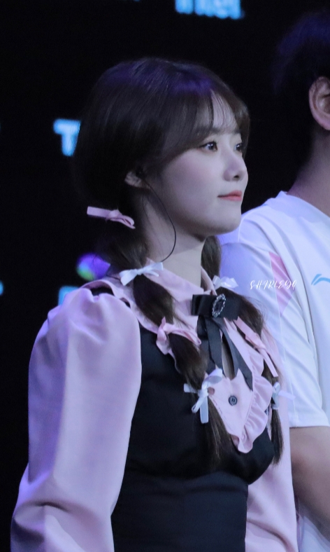 粉丝抓拍小钰近照:清纯JK短裙 梦回青葱岁月