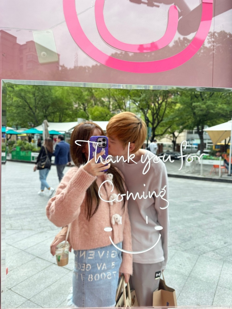 糖小幽晒和Doinb外出合照:小幽甜蜜喂食金咕咕?