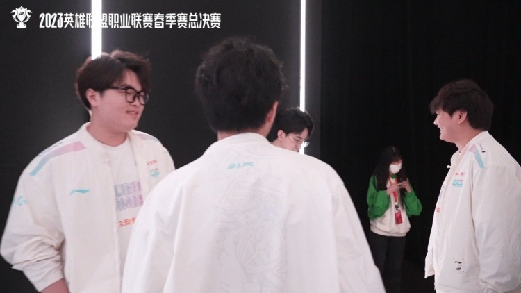 BLG发布会花絮:Bin/Xun/Yagao三人后台探讨设计出场动作