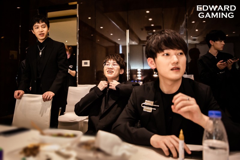 ?摄影师的问题?EDG此前公布的十大选手颁奖返图特意剔除Scout