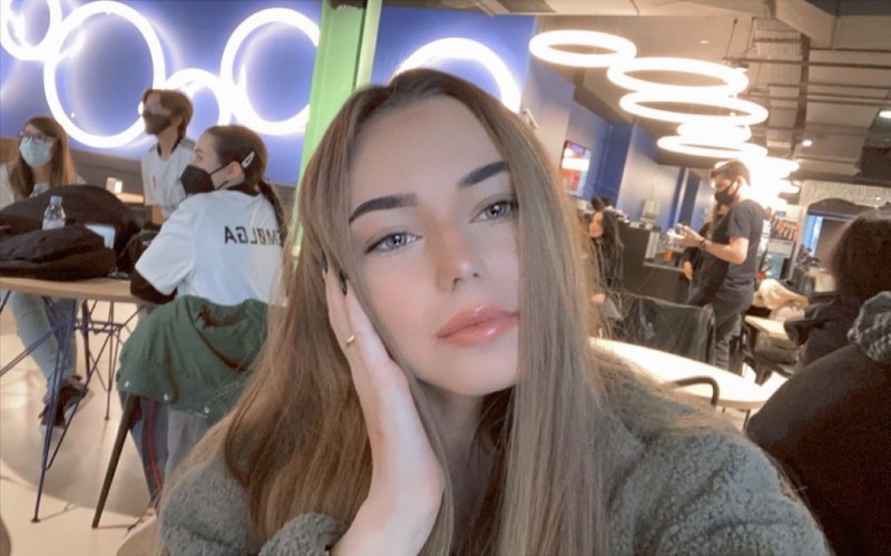 G2女队打野KARINA晒照:精致雀斑妆搭配金丝眼镜 摄人心魄~