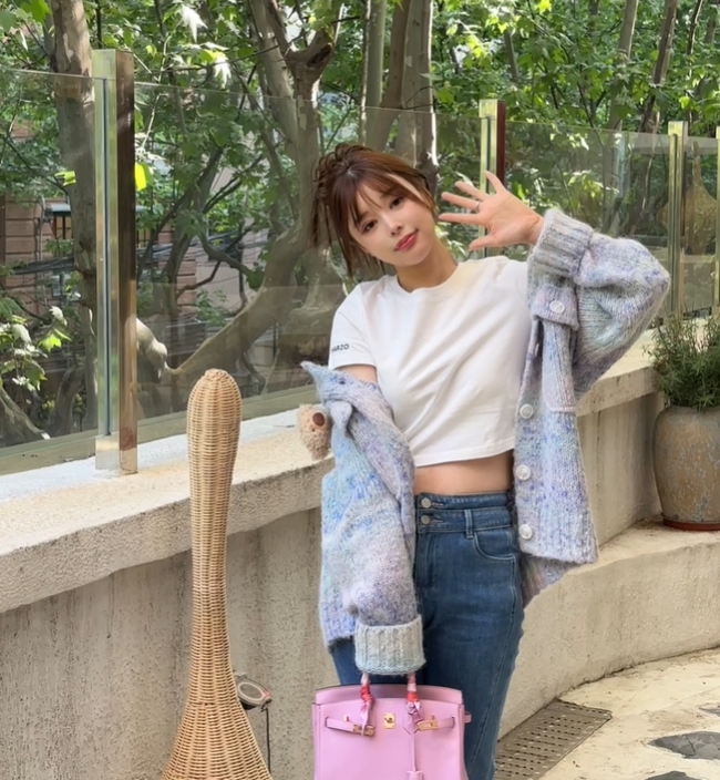 糖小幽晒夫妻出游照:老公Doinb双手开劳斯莱斯的样子太帅咧!!