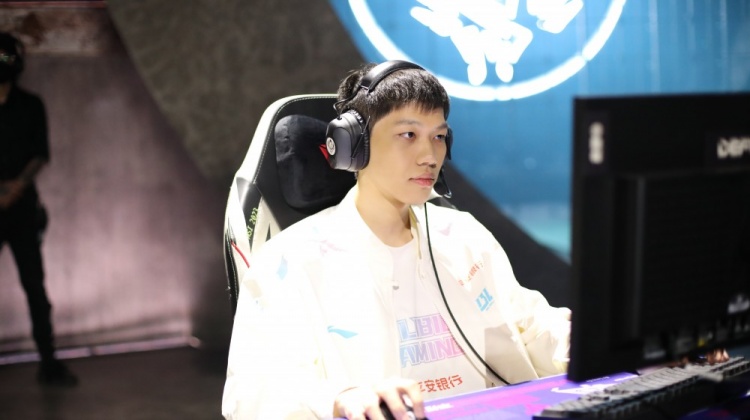 BLG赛前返图:选手们调试 GO!