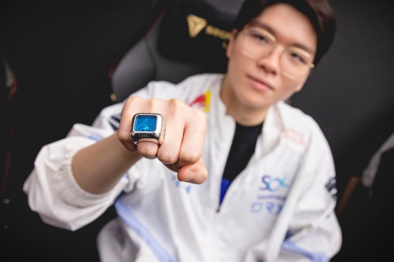 S12冠军上单选手Kingen直播透露:冠军皮肤一个月后上,6月初吧