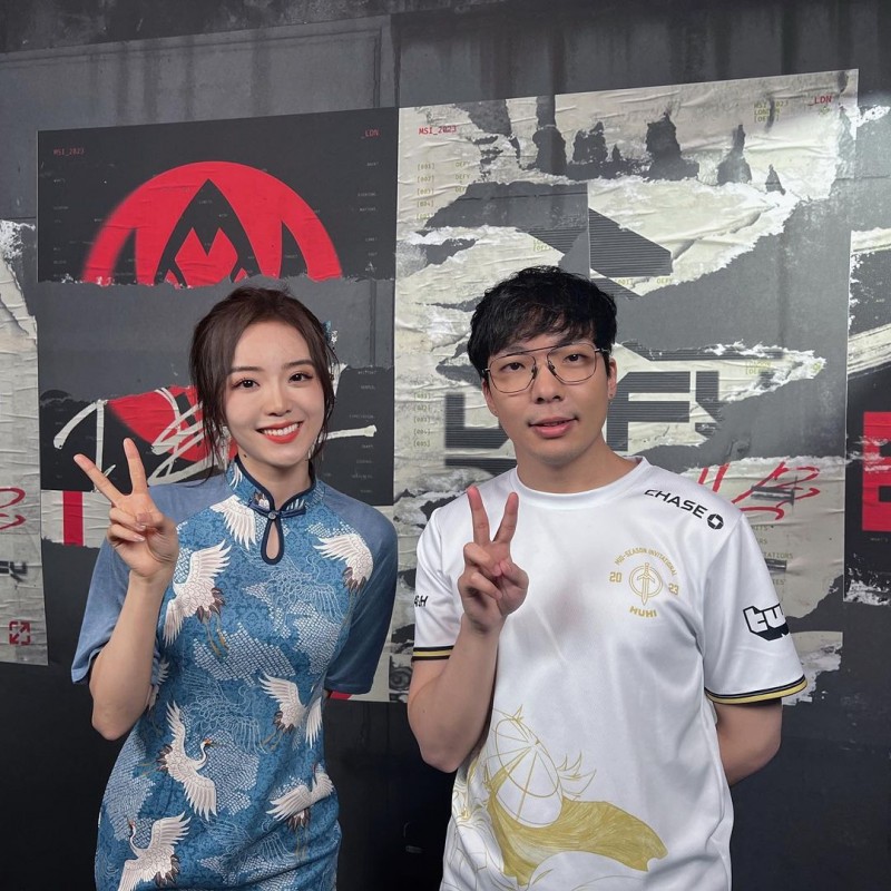 余霜身着白鹤刺绣淡蓝旗袍,招牌甜美笑容与LCK主持人志宣合照