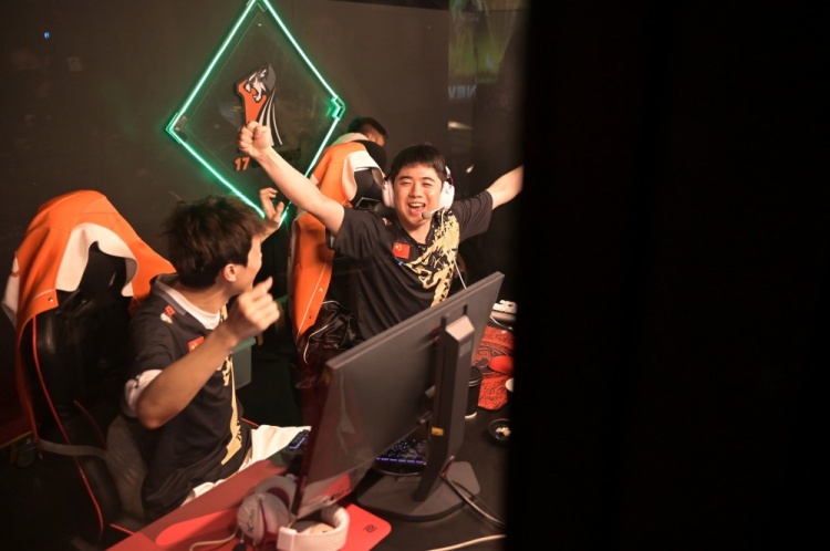 PCL赛事发布17夺冠瞬间返图:青春热血!选手们激动相拥