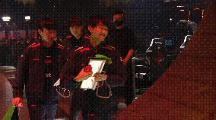 胜利的喜悦~横扫GG赛后 Knight露出了全队最开心的笑容