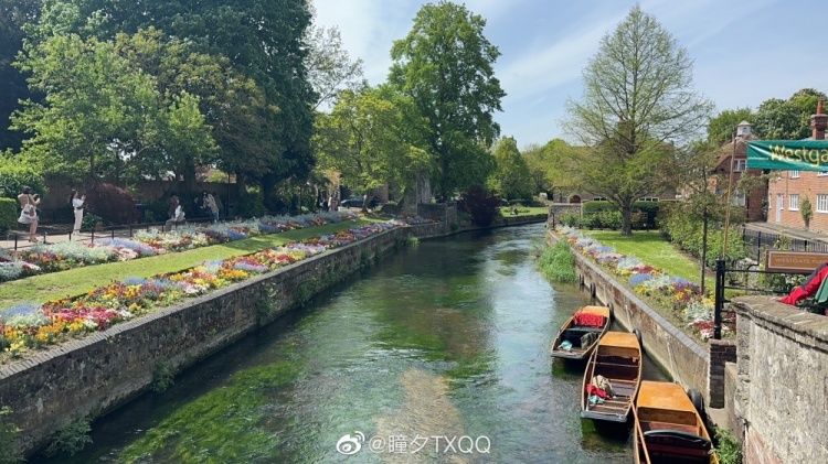 瞳夕晒照:蓝色长裙搭配红色发型 青春靓丽尽显可爱