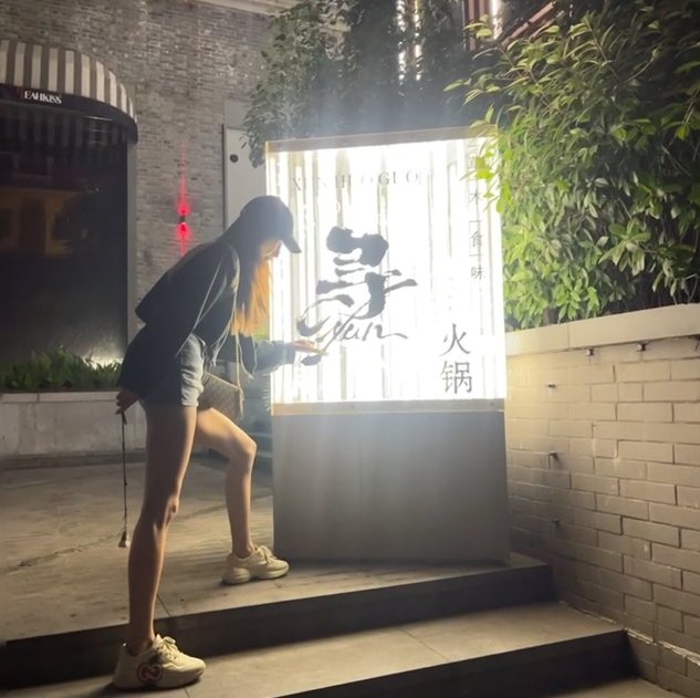 LOL手游主持人千寻晒照:热辣穿搭尽显修长美腿