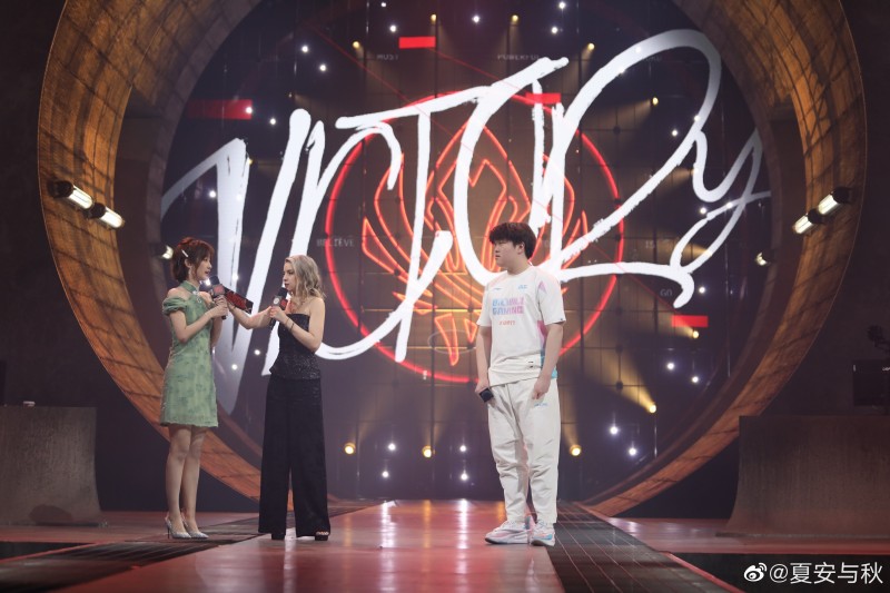 夏安晒照:国风典雅露肩 伊人可爱俏皮唇红明眸皓齿