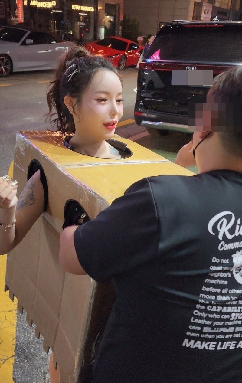 韩国AV女优闹区全裸上街!只罩「四洞箱子衣」任人摸胸…画面好重咸