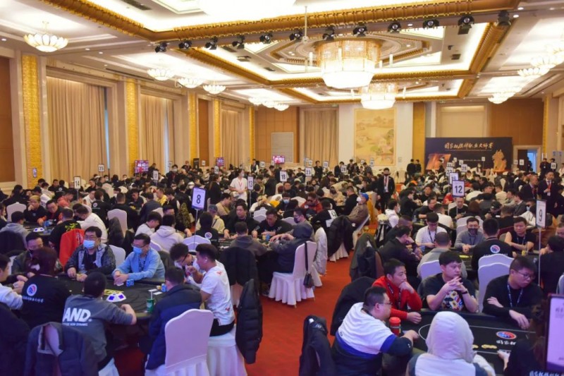 【EV扑克】国家杯·武汉站 | 主赛190人奖励圈大门打开,陈冲鹏遗憾成泡沫,张高搴147万记分牌领跑102人晋级