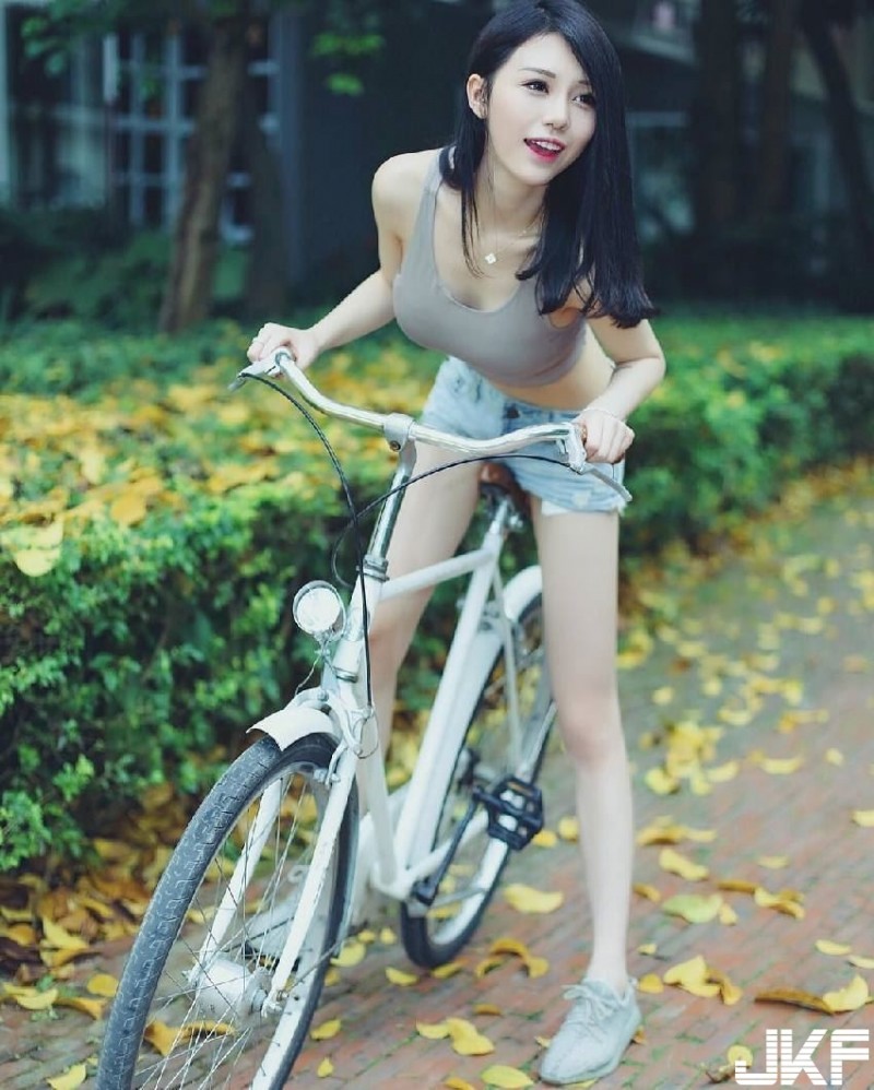 正妹騎腳踏車「彎腰倒奶」視覺效果好驚人！CrystalLee逆天長腿＋大長輩，根本真人版娜美