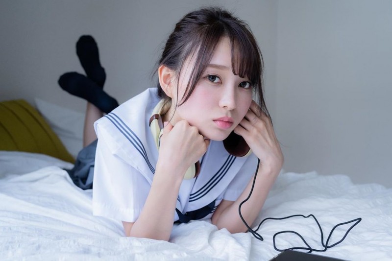 日系小隻馬正妹「れい」撒嬌甜笑給人滿出來戀愛氛圍　彷彿連空氣都是甜的