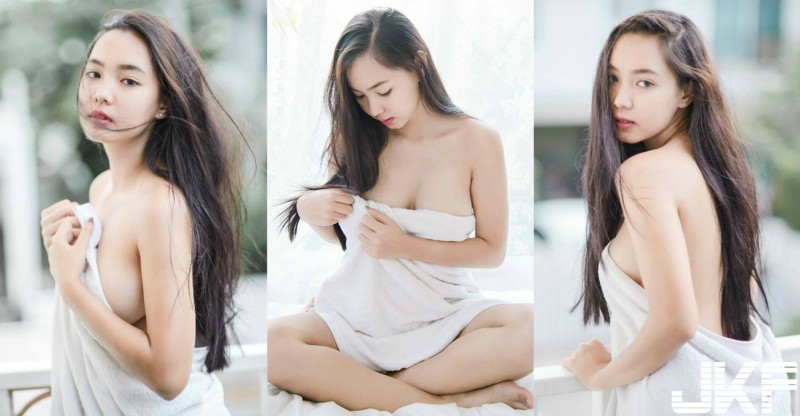 正妹只圍浴巾上鏡！一滑落「嫩白巨乳」快掉出來！網友：圍不住乾脆脫掉