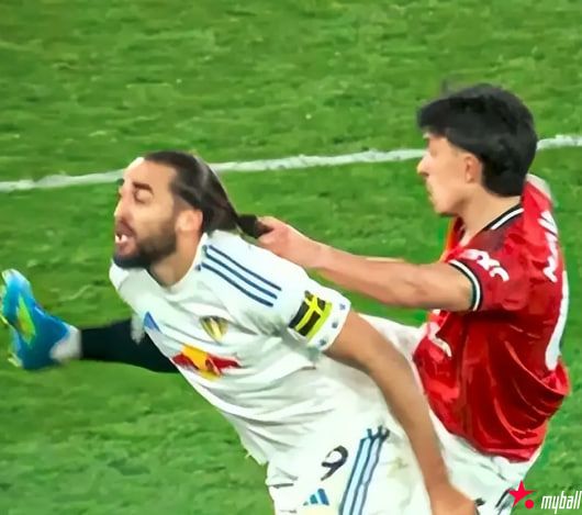 裁判双标?罗梅罗扯发没牌,利马同样动作直红!曼联怒批:荒谬,大发体育助力你的致富之路!